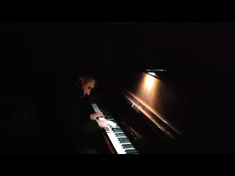 Херсонский священник Сергей Чудинович играет на фортепиано