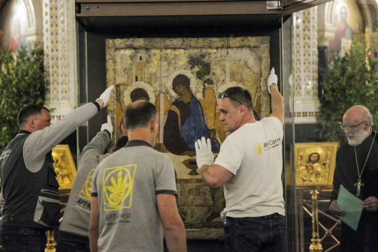 Le 19 juillet dernier, l’Icône de la Trinité est retirée de la cathédrale du Christ-Sauveur pour être restaurée.