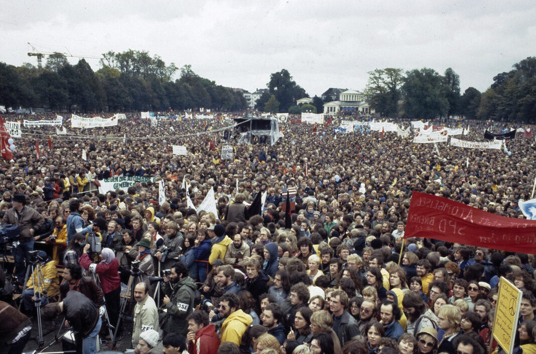 Manifestation à Bonn contre le déploiement des missiles Pershing II en Europe, 1981.