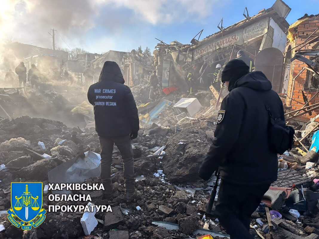 Le marché à Shevchenkové, près de Kharkiv, après le bombardement du 9 janvier. Deux personnes ont été tuées et cinq, blessées, dont une enfant. Photo : parquet de la région de Kharkiv
