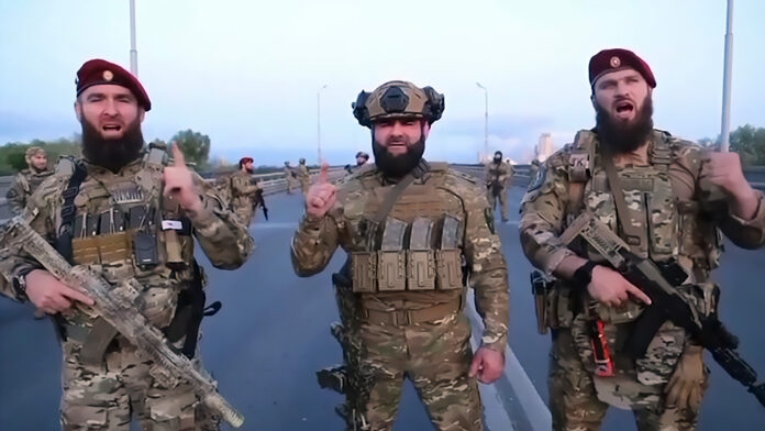 Les hommes de Kadyrov gardent un pont près de Moscou lors de la mutinerie de Wagner, le 24 juin // Vidéo TikTok, capture d’écran
