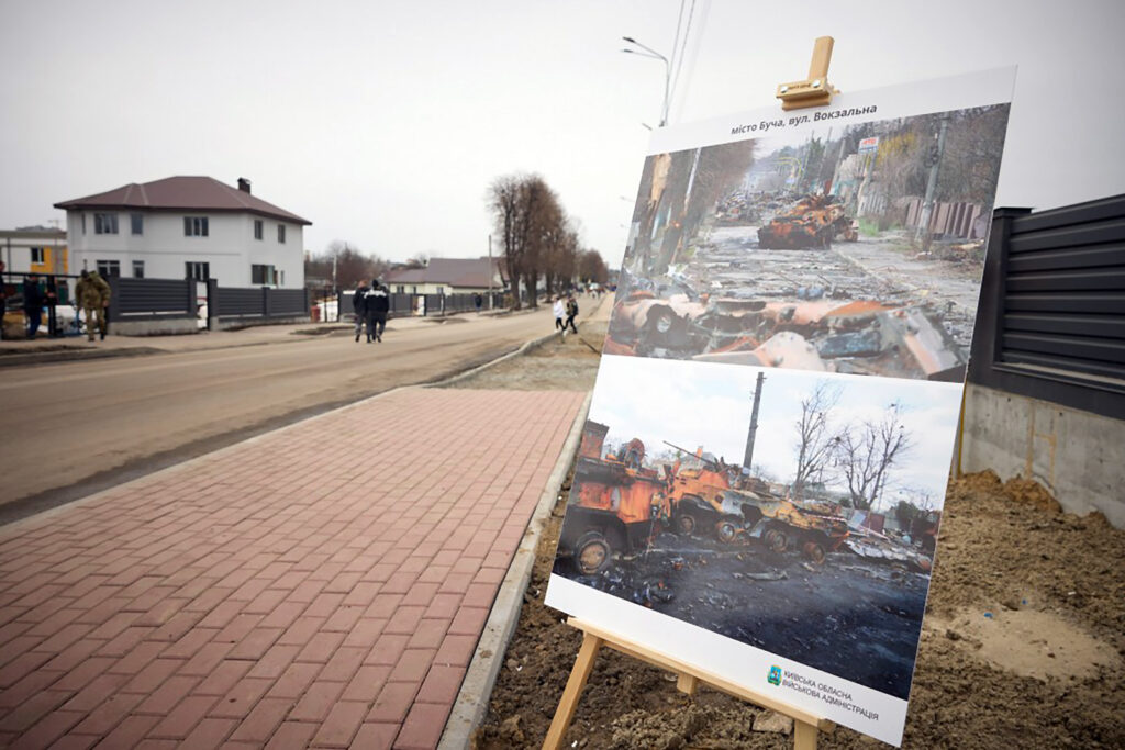 Affichage à Boutcha sur les crimes de guerre commis dans cette ville par les Russes