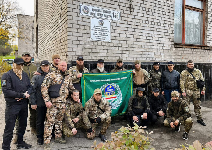 Rue du bataillon Cheikh Mansour dans une commune ukrainienne libérée