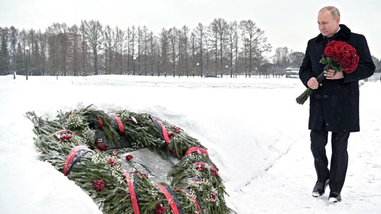 Poutine, la neige désinfectée, et l’hommage aux victimes du blocus de Leningrad
