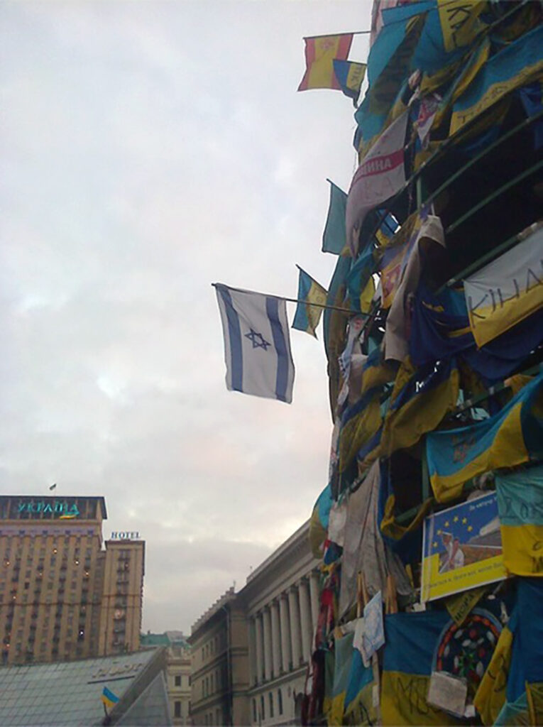 Drapeau israélien sur l’arbre de Noël de l’Euromaïdan, à Kyïv, en février 2014. // evreiskiy.kiev.ua