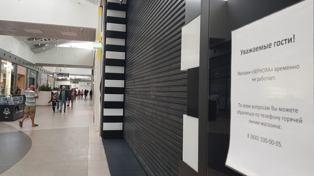 Boutiques fermées dans un centre commercial à Moscou, au printemps 2022