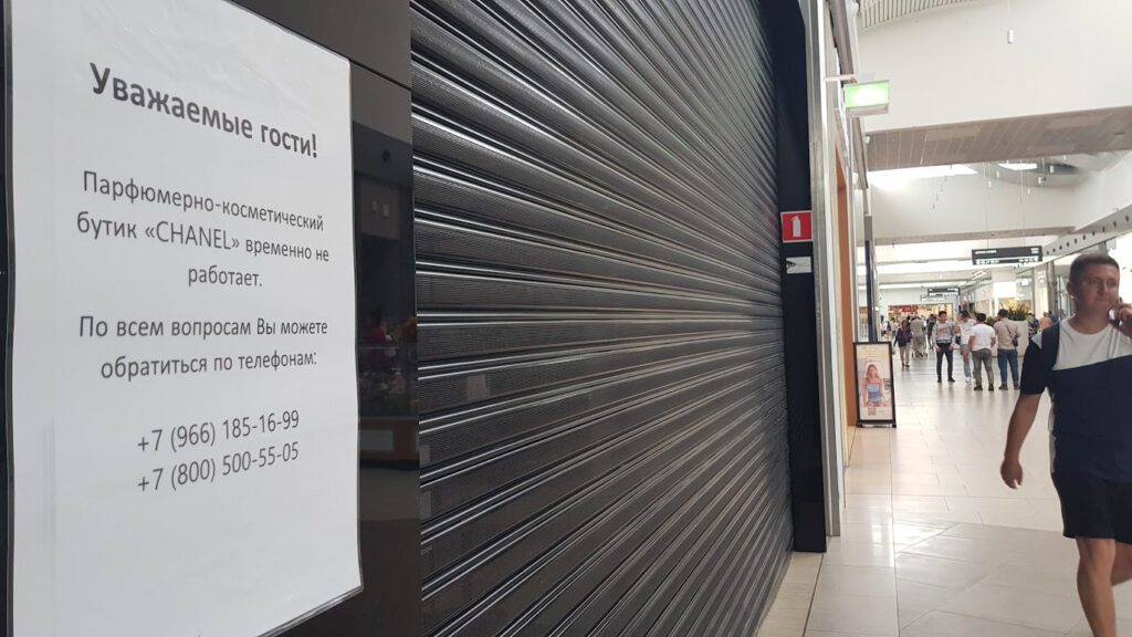 Boutiques fermées dans un centre commercial à Moscou, au printemps 2022