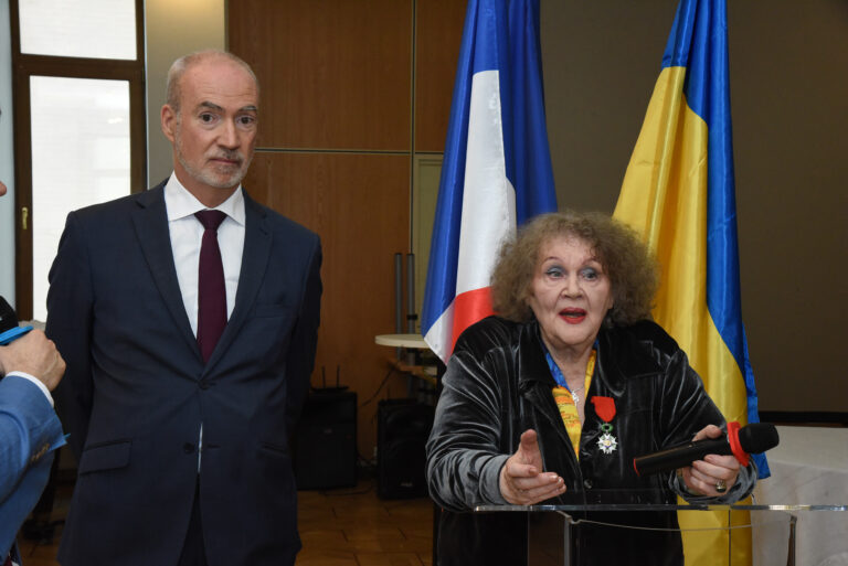 Lina Kostenko : « Je dédie ma Légion d’honneur aux défenseurs de l’Ukraine »