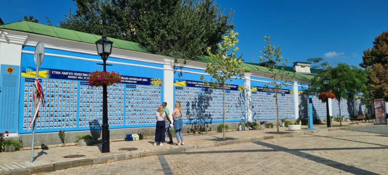 À Kyïv, le mur du souvenir des héros tués