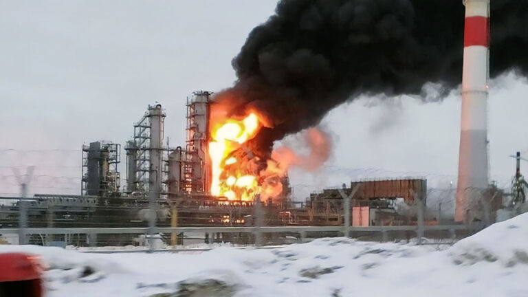 L’Ukraine doit-elle s’attaquer à l’industrie russe du raffinage du pétrole ?