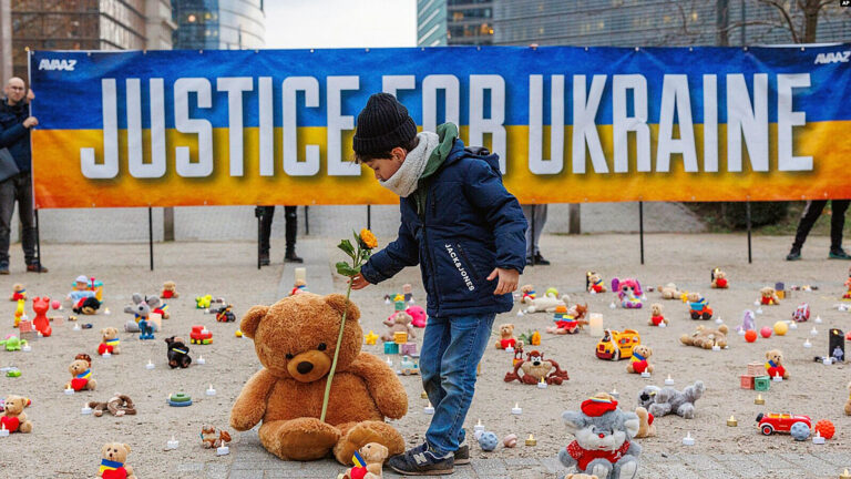 Pourquoi et comment la Russie organise-t-elle le transfert des enfants ukrainiens ?