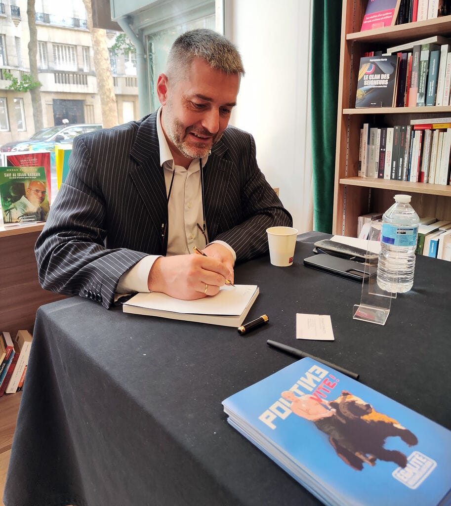 Xavier Moreau signe des livres à la Librairie Vincent paulmarie xmoreau
