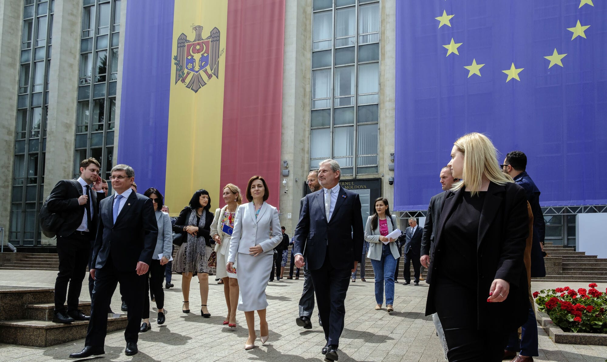 Maia Sandu accueille Johannes Hahn, commissaire européen au Budget, à Chișinău le 9 mai 2024, lors des célébrations de la Journée de l'Europe.