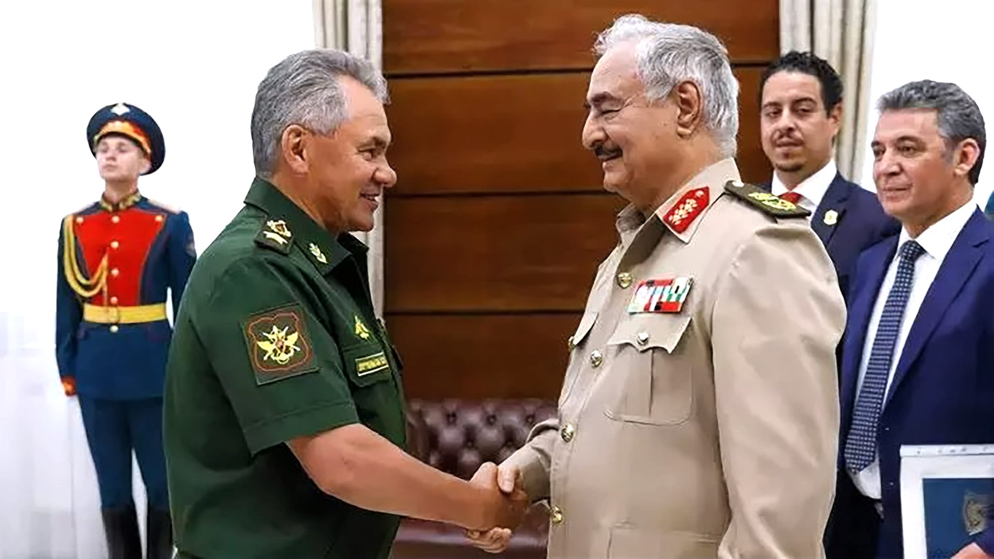 Moscou-Benghazi : les limites du basculement russe vers la Libye 2 Khalifa Haftar avec le ministre russe de la Défense Sergueï Choïgou à Moscou, août 2017