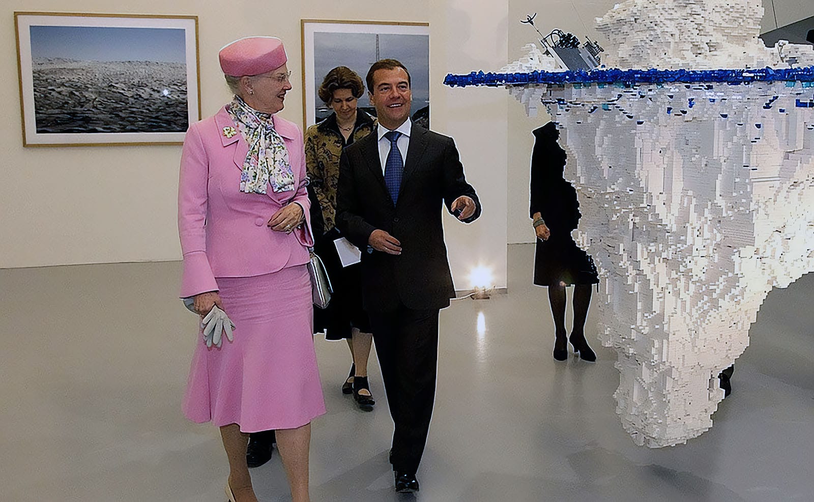 Face à l’axe Moscou-Pékin : un front commun occidental indispensable dans l’Arctique 2 Le président russe de l'époque, Dmitri Medvedev, et la reine du Danemark, Margrethe, inaugurent l'exposition photo « Arctique » à Moscou en 2011
