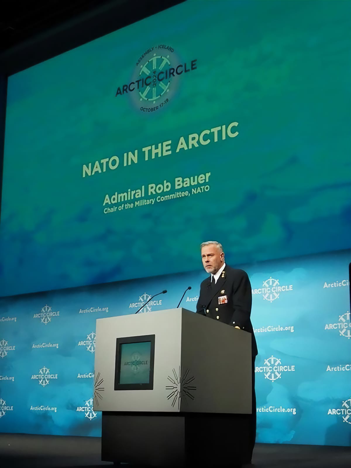 Face à l’axe Moscou-Pékin : un front commun occidental indispensable dans l’Arctique 4 Le président du Comité militaire de l'OTAN, Rob Bauer, lors de l'Assemblée du Cercle Arctique